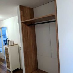 Offene Garderobe aus Leimholz mit loser Sitzbank. Geteilte Weiß lackierte Rückwand zum öffnen