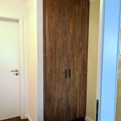 Flurschrank aus Leimholz, passend zur Garderobe. Front als Faltschiebetür