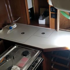 Arbeitsplatte auf einem Schiff mit Eingriffsklappen für Kühlung